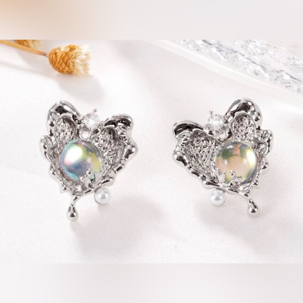 “Victorian Dripping Heart” Moonstone Tiny Pearl Silver Liquid Metal Droplet Stud - Picture 5 of 6